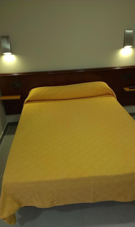 Hostal Bisbal Only Adults No Ac Βαλένθια Δωμάτιο φωτογραφία